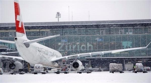 الثلوج تلغي 80 رحلة في مطار زيورخ