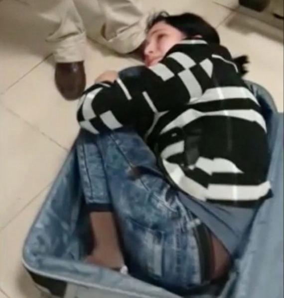 بالفيديو: لحظة خروج فتاة من حقيبة سفر في المطار