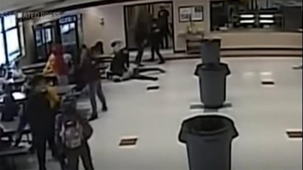 غضب في امريكا بعد ضغط شرطي أمريكي بركبته على رقبة فتاة لاعتقالها(فيديو)