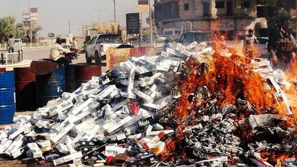 داعش تشعل النار في آلاف علب السجائر بعد مصادرتها