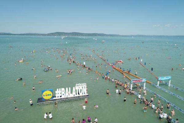 رغم كورونا.. الآلاف يشاركون في أطول سباق للسباحة في المياه المفتوحة بأوروبا