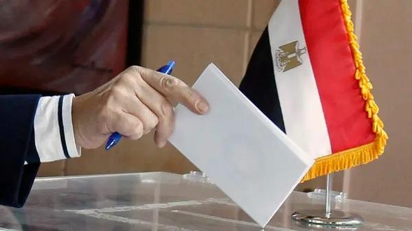 الناخبون المصريون يدلون بأصواتهم في الانتخابات الرئاسية