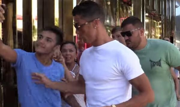 بالفيديو : رونالدو يتصرف بطريقة عنيفة مع مشجع حاول التصوير معه!