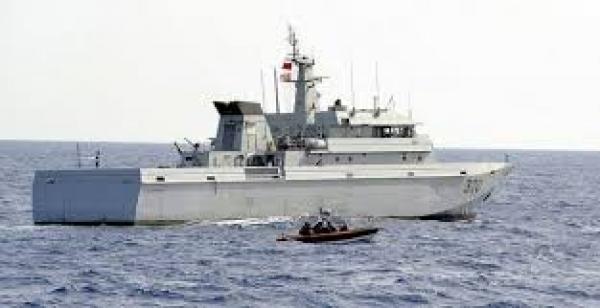 وحدة قتالية تابعة للبحرية تنقذ صيادين عالقين في عرض البحر
