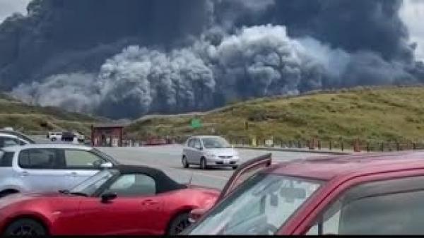 لحظة تحبس الانفاس لثوران بركان جبل آسو باليابان وكأنها نهاية العالم (فيديو)