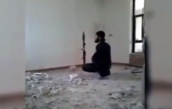 بالفيديو: داعشي غبي يقع في شر أعماله بسبب قاذفة الصواريخ
