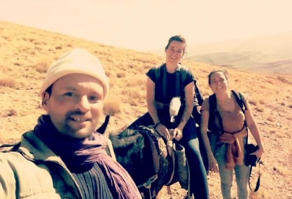 قصة الشاب "محمد" والسائحتين الفرنسيتين.. درس مجاني في "الماركوتينغ" يحرج وزارة السياحة