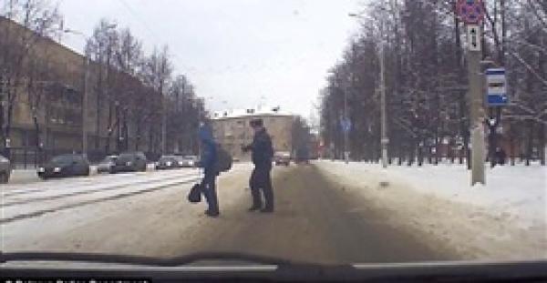 بالفيديو والصور.. شرطي ينقذ طفلا من الدهس أسفل عجلات سيارة