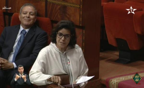في موقف محرج..وزيرة مغربية تسقط على الأرض أمام أنظار البرلمانيين