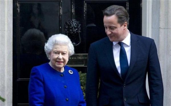 الميكرفون المفتوح يُعرض كاميرون لموقف شديد الإحراج مع ملكة بريطانيا