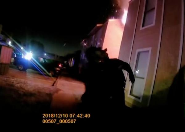 بالفيديو.. شرطي يتمكن من التقاط طفل قفز من نافذة بيت يحترق!