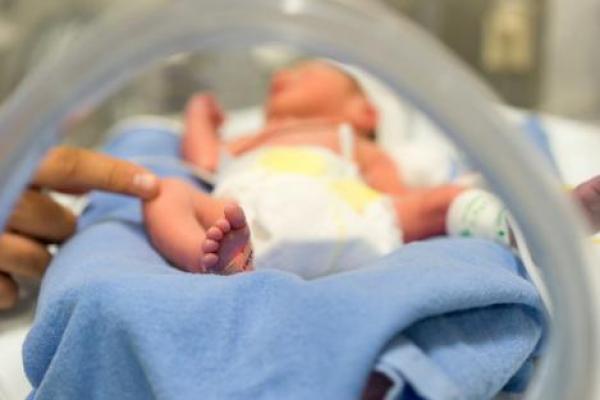 بعد تزايد عدد وفيات الرضع بمستشفى ابن سينا...وزير الصحة يعترف:"هناك شيء ليس على ما يرام"