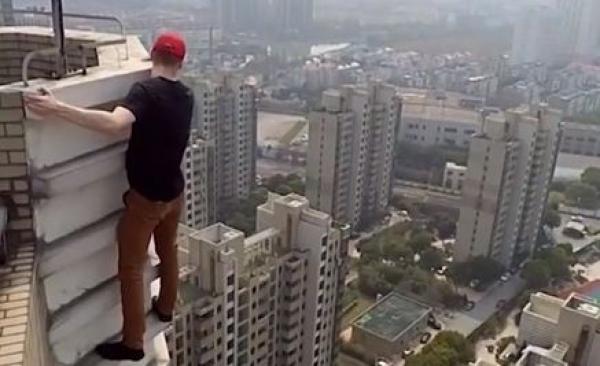 شاب يقفز على حافة ناطحة سحاب صينية – فيديو