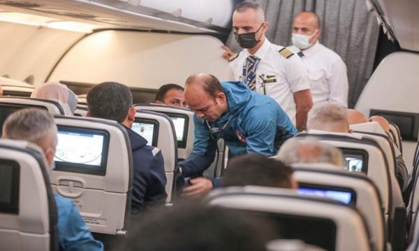 طبيب الأهلي يسعف سيدة مغربية في الطائرة التي تُقلُّ الفريق للمملكة