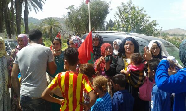 سكان المغرب العميق يحتجون  ويذرفون الدموع على مدرسة ورؤساء جماعات يستغلون سيارات فاخرة تبني مدارس عديدة