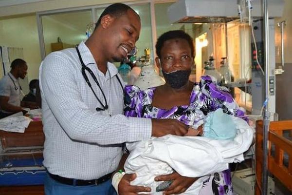 أوغندية في 64 من عمرها تنجب مولودها الأول