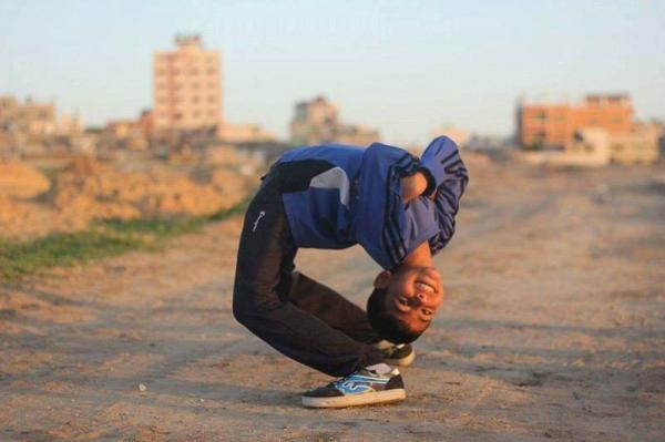 بالفيديو: طفل فلسطيني يستعد لدخول غينيس بليونته الاستثنائية