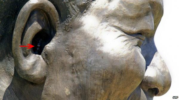 بالفيديو  .... إكتشاف "أرنب" في أذن تمثال مانديلا اليمني