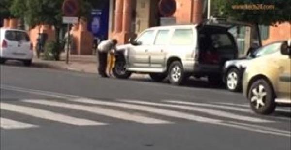 بالفيديو.. مراكشي يتخلص من "الصابو" على سيارته  بطريقته الخاصة