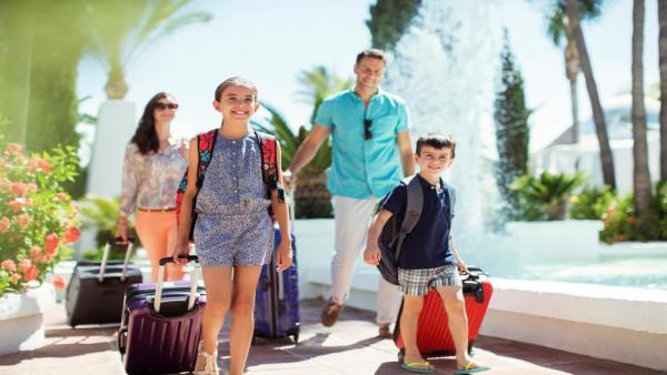 كيف تحافظ على صحة عائلتك أثناء السفر؟