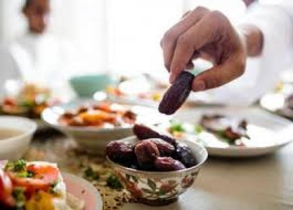 منظمة الصحة العالمية تنصح الصائمين ..هذا هو الترتيب الأمثل لوجبة إفطار صحية خلال رمضان