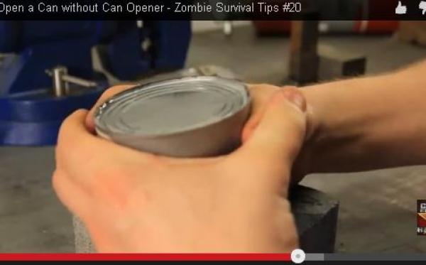 بالفيديو: تعلم طريقة فتح المعلبات دون أدوات