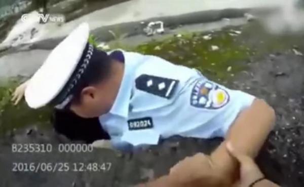 بالفيديو: الأرض تنشق وتبتلع شرطياً أثناء تفقده لجسر