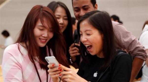 طوابير طويلة أمام متاجر آبل في الصين بسبب طرح "أي فون إكس"