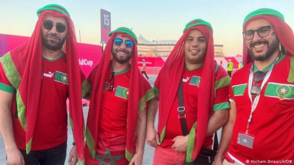 مشجعون مغاربة يرتدون الغترة والعقال القطري بألوان المغرب