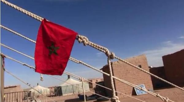 أعلام المغرب وصور الملك محمد السادس تغطي سماء مخيمات تندوف
