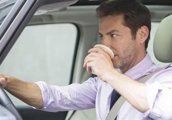 ماذا يفعل عدم شرب المياه أثناء القيادة؟