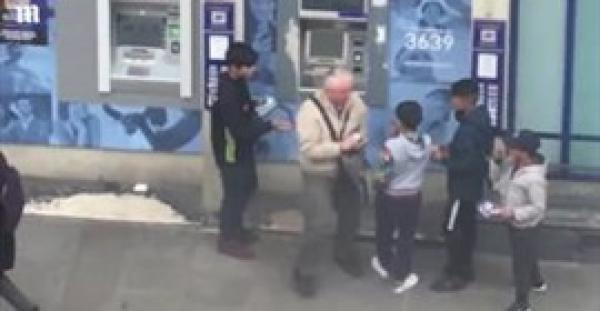 بالفيديو.. عجوز يطارد عصابة أطفال حاولت سرقته أمام الصراف الآلي