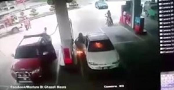بالفيديو.. طفل يتسبب في اشتعال سيارة بمحطة بنزين