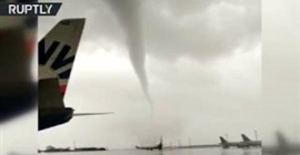 إعصار مخيف في تركيا يطيح بالطائرات ويقلب الحافلات رأسا على عقب