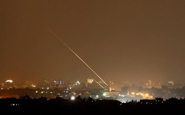 غزة تحت القصف وطائرة إسرائيلية بدون طيار تدمر مكتب اسماعيل هنية بالكامل