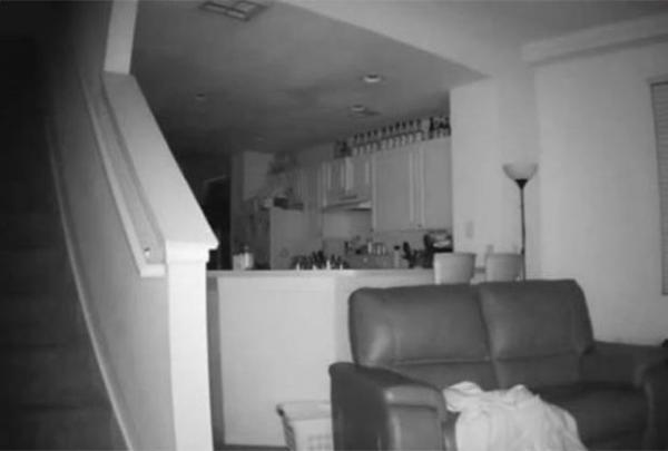 بالفيديو: اعتاد سماع الضجيج ليلاً فاكتشف طفلاً غريباً في منزله