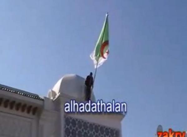 بالفيديو - مغاربة غاضبون يقومون بانزال علم الجزائر من فوق مبنى  القنصلية الجزائرية بالبيضاء و تمزيقه