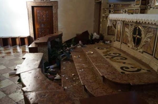 السلطات الإيطالية ترحل مغربيين أحدهما هاجم كنيسة و الآخر حطم صليبا عمره 300 سنة