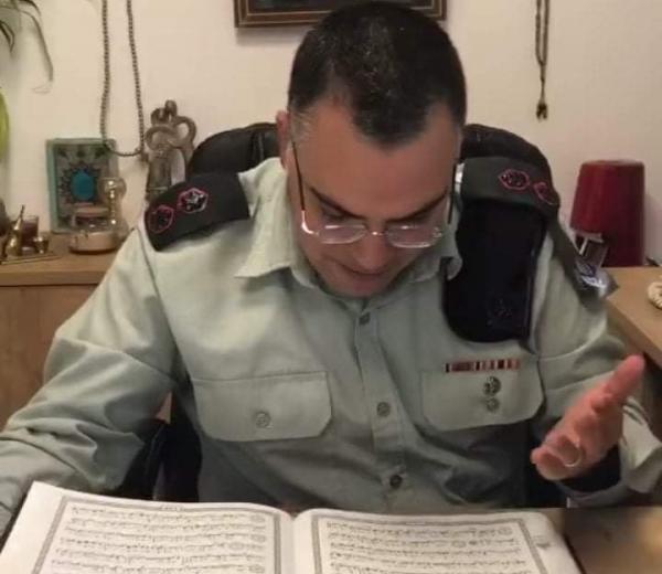 المتحدث باسم الجيش الإسرائيلي يقرأ القرآن ويدعو للسلام(فيديو)