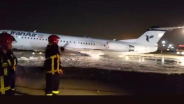 حريق بطائرة في طهران وإجلاء نصف ركابها