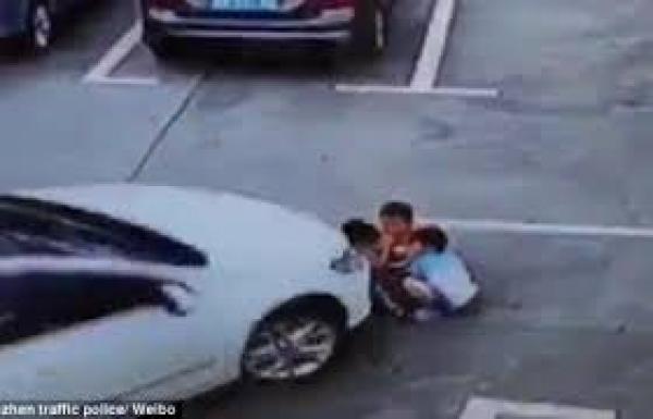 بالفيديو: نجاة 3 أطفال بأعجوبة بعدما دهستهم سيارة