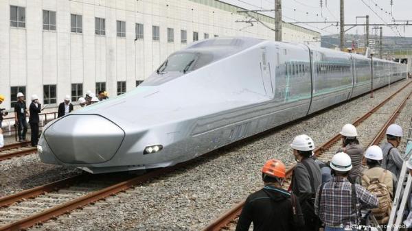 شركة قطارات اليابان تعتذر عن تأخر القطار دقيقة وتفتح تحقيقا