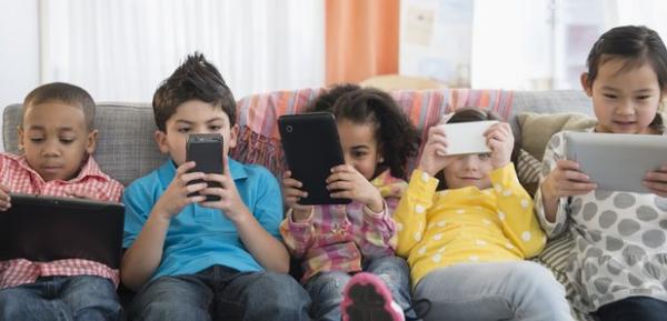 الهواتف الذكية والعاب الفيديو : كارثة العصر على الأطفال والشباب