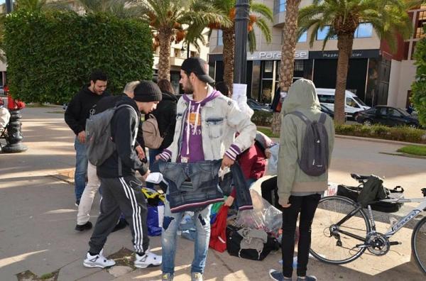 ملابس "معلّقة" في الشارع... مبادرة لتخفيف قساوة البرد على المتشردين في المغرب