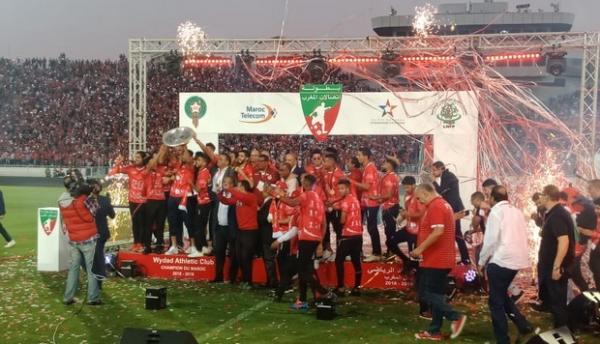 الوداد البيضاوي يتسلم درع البطولة ويقيم احتفالا كبيرا بمركب محمد الخامس