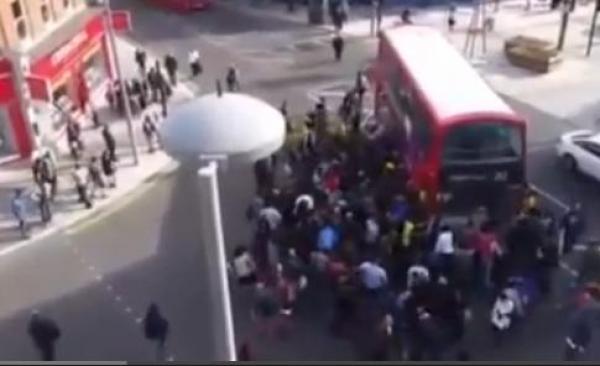 بالفيديو: العشرات يرفعون حافلة لإخراج راكب دراجة من تحتها