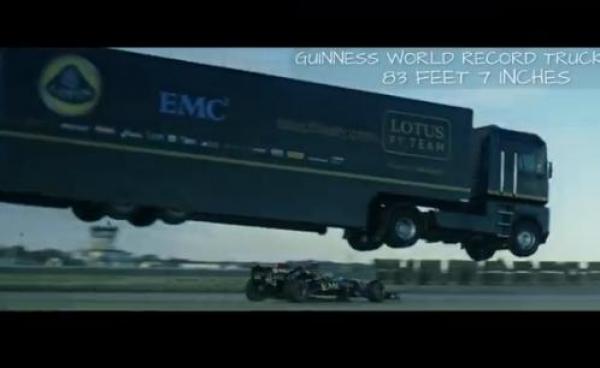 بالفيديو: شاحنة ضخمة تطير فوق سيارة فورمولا 1