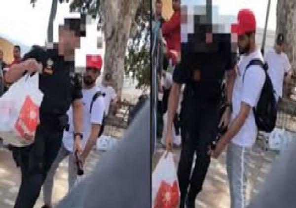 شرطي إسباني يعتذر للمغاربة بعد رمي مقتنياتهم بحاوية للقمامة (فيديو)