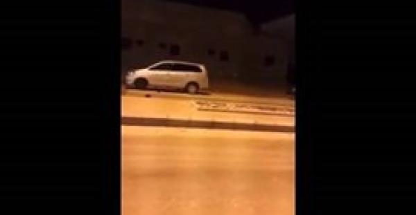 بالفيديو.. خادمة تحطم سيارة عائلة سعودية لتحرش السائق بها