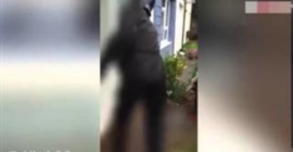 بالفيديو.. شرطي يقتحم منزلًا بـ "المنشار" في بريطانيا